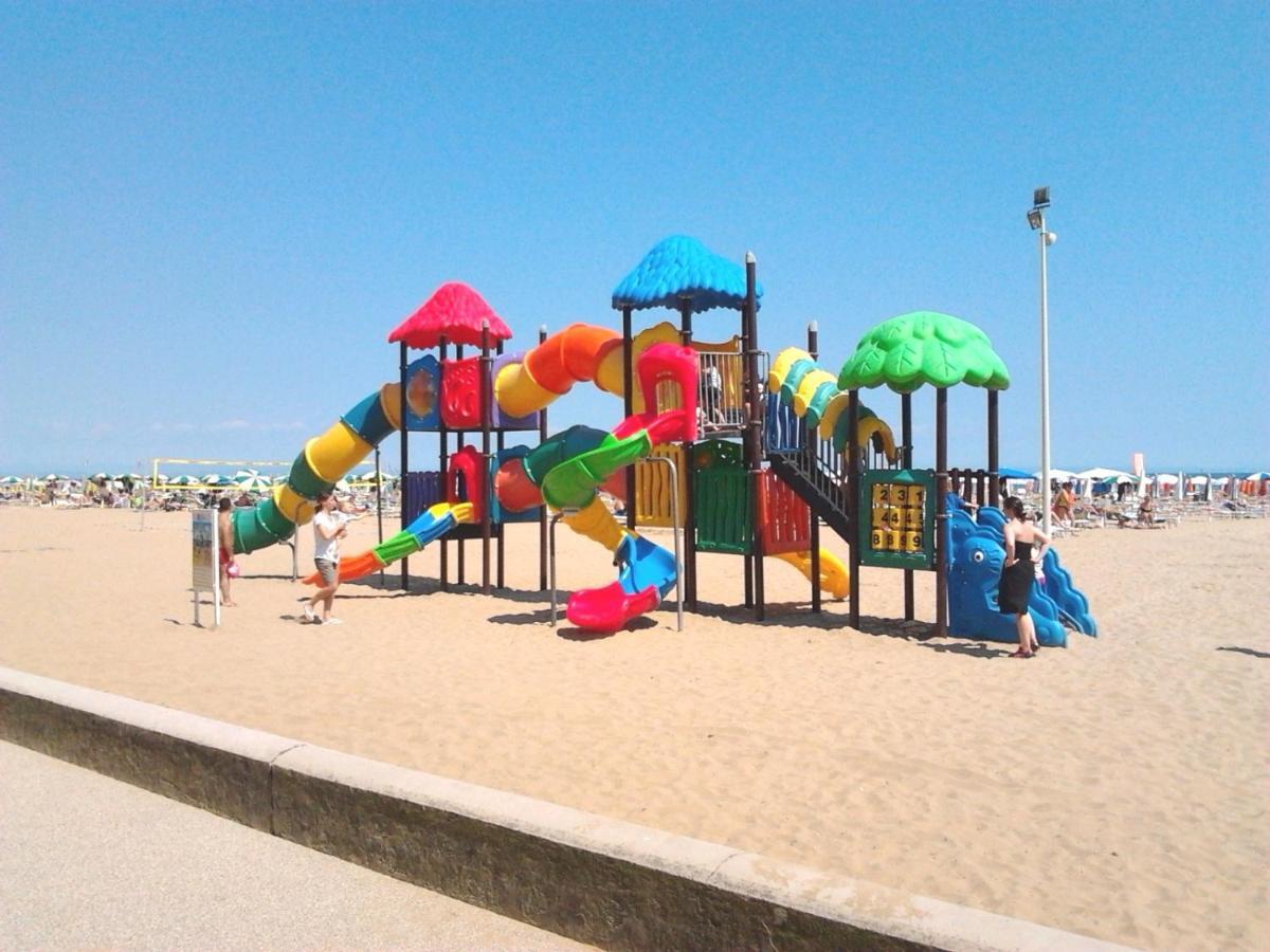 Lucerna Apartments At Sabbiadoro Beach Lignano Sabbiadoro Exterior foto